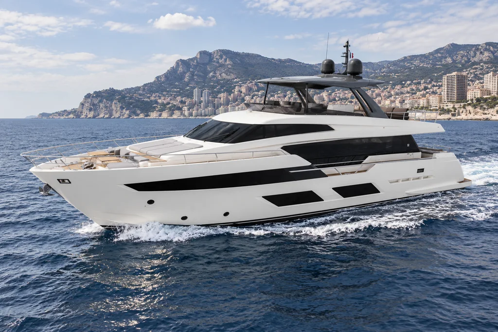 Ferretti Yachts 920 sur la côte de Monaco