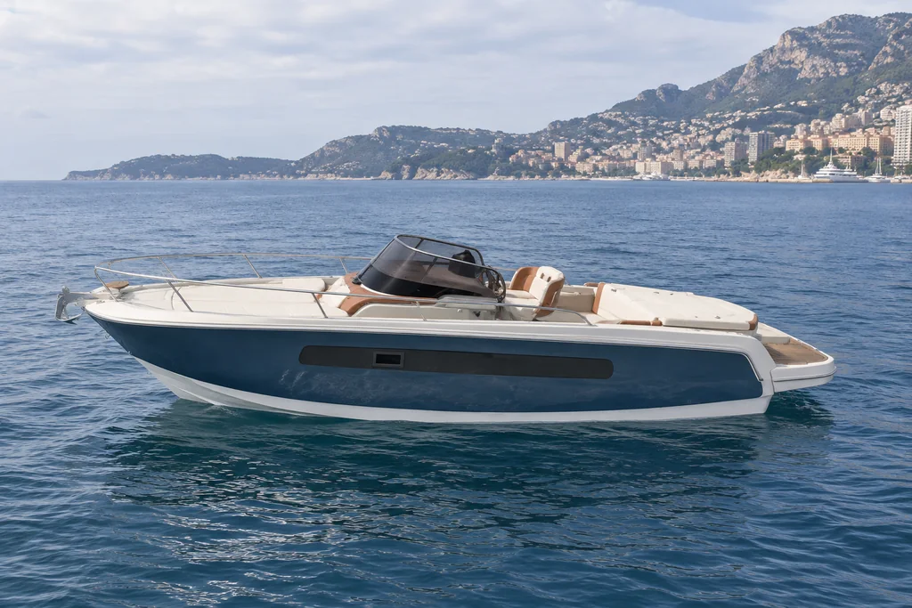 Invictus 280 CX sur la côte de Monaco