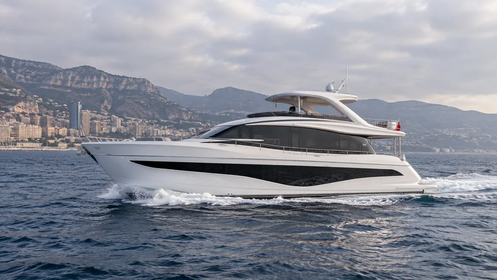 Princess Y80 sur la côte de Monaco